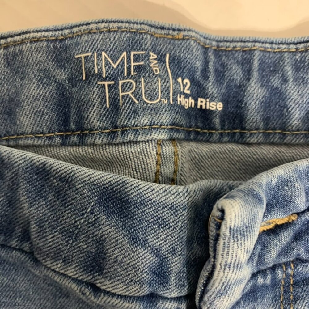 Time and Tru Womens Size 12 Button Distressed Jeans Short - Picture 5 of 9